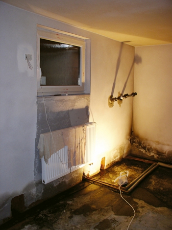 Obr. 5b: Příčinou prosakování nadržené srážkové vody do interiéru byly mimo jiné defekty izolace a drenážního systému. Např. neprůchodné potrubí, svislá izolace poškozená protlačením nopů a chybné detaily napojení izolací.