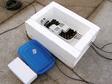 Obr. 6: Uložení záznamníků teplot do ochranného boxu