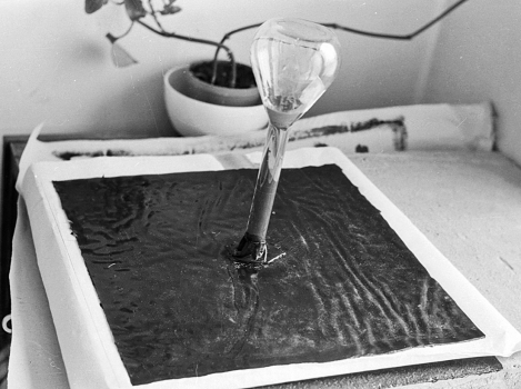 Obr. 2: Pás Bituthene nalepený na skleněné desce – zkouška na odtrh