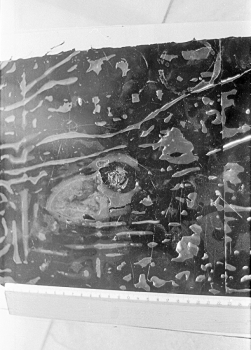 Obr. 3: Pohled na skleněnou desku odspodu – nepřilepená místa