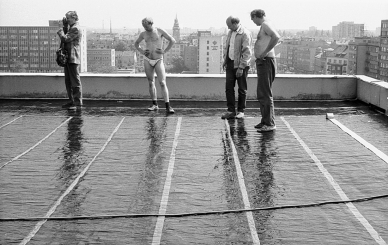 Obr. 9a: Hydrofol položený na střeše v Pardubicích – lesklá vrchní strana s přesahem fólie