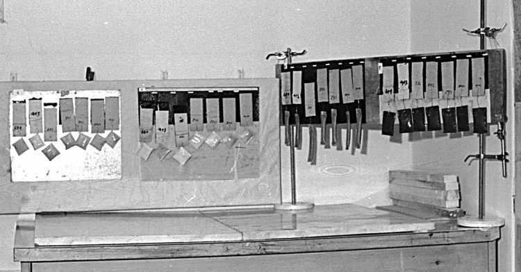 Obr. 11: Série vzorků různých samolepicích pásů na několika typech podkladů