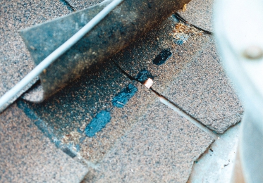 Obr. 13: Neslepené termobody několik let po položení šindelů