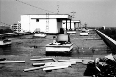 Obr. 17: Dutinky a papír na střeše po kladení samolepicího pásu 