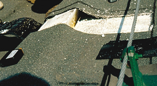 Obr. 20: Skluz a podsunutí EPS desky do konstrukce žlabu – Česká Lípa 1996