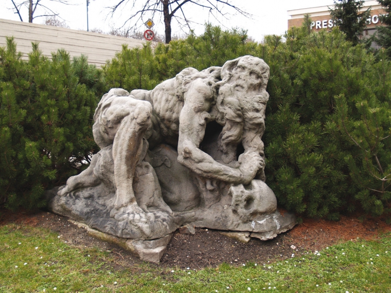 Kopie sochy M. B. Brauna Onufrius z Nového lesa u Kuksu – umělý kámen pojený epoxidovou pryskyřicí – dnes u hotelu Intercontinental