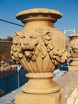 Váza – umělý kámen pojený epoxidovou pryskyřicí – Rudolfinum