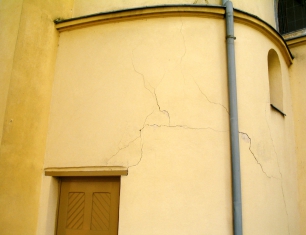 Obr. 2: Trhliny na vnější straně kostela