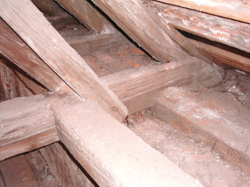 Obr. 3a: Pôvodný stav podkrovia