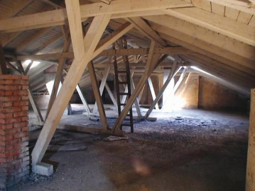 Obr. 5a: Pohľad na pôvodný a nový stav podkrovia