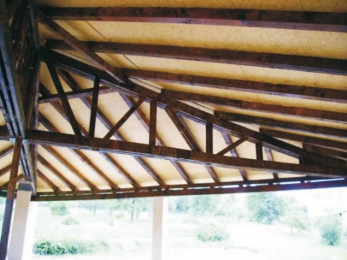 Obr. 10a: Drevený svorníkový väzník a detail spodného pása