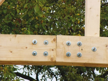 Obr. 10b: Drevený svorníkový väzník a detail spodného pása