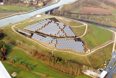 Příklad hodný následování – i tak se mluví o energetické hoře. Bývalá skládka v minulosti škodila životnímu prostředí a dnes městu dodává skládkový plyn a solární elektřinu