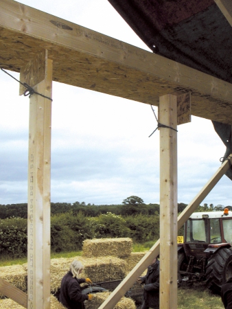 Obr. 8a: Uložení střechy na sloupy u hybridních systémů – OSB deska se odstraní, sloupy procházejí otvory a věnec se nechá dosednout na zdivo