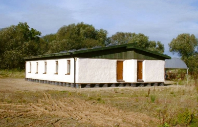 Obr. 9: Ubytovna postavená z nosné slámy. Sláma je omítnuta klasickou vápennou omítkou.