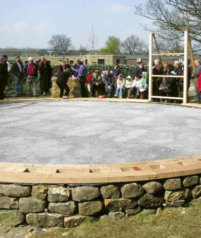 Obr. 11: Zděné kamenné základy na maltu z hydraulického vápna projektu v Silsdenu v Yorkshiru jdou do hloubky ne více jak 300 mm pod úroveň země. Podlaha je z betonu bez cementu – beton na bázi hydraulického vápna a plniva z keramzitu.