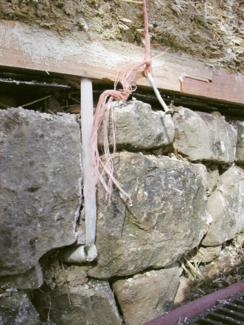 Obr. 12: Spodní detail stažení věnce přes základy polyetylenovým třmenem, prostrčeným husím krkem skrz základ