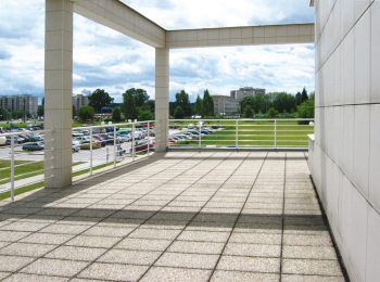 Obr. 14: Terasa s dlažbou na podložkách