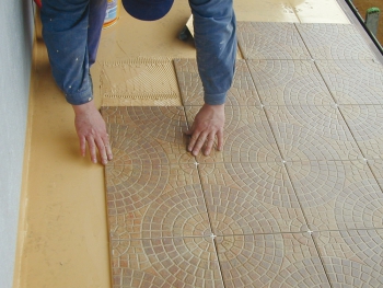 Obr. 15: Pokládka dlažby do lepicí malty