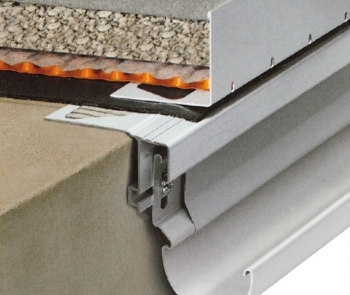 Obr. 17: Dlažba do podsypu na drenážní fólii Schlüter®-TROBA-PLUS zakončená ukončovacím profilem Schlüter-BARA-RWL