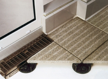 Obr. 18: Dlažba na podložkách