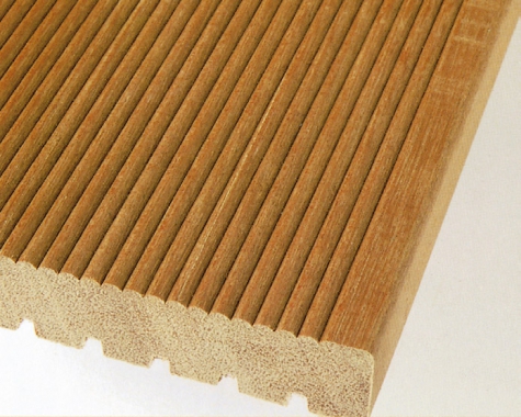 Obr. 20: Detail prkna z exotické dřeviny s drážkovaným povrchem