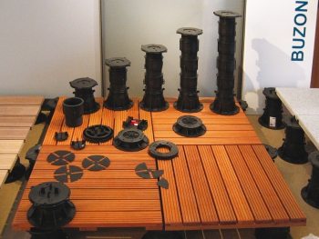 Obr. 23: Dřevěné rošty na podložkách