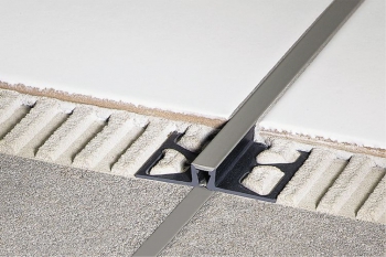 Obr. 28: Dilatační profil v keramické dlažbě Schlüter®-DILEX-BWB