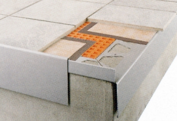 Obr. 36: Ukončovací profil keramické dlažby Schlüter®-BARA-RAP