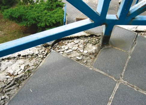 Obr. 40: Poškozené provozní souvrství balkónu u sloupku zábradlí