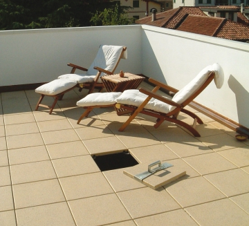 Obr. 45: Dlažba na podložkách. V případě potřeby je snadno demontovatelná.