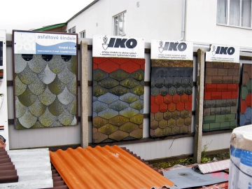 Obr. 1: Řasy na asfaltovém šindeli