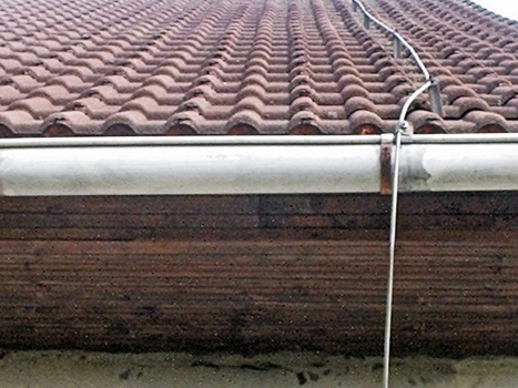 Obr. 11: Utěsnění okapní hrany montážní pěnou