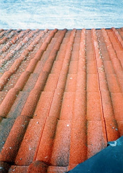 Obr. 12: Čisté tašky pod měděným plechem