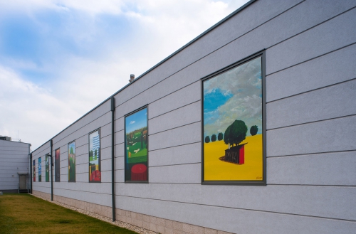 Obr. 8: Protipovodňová stěna, přeložky IS, SV fasáda – objekt slouží jako výrobní hala, zčásti mrazicí boxy