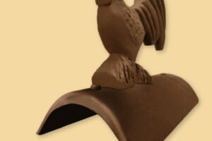 Ozdobný kohout na hřebeni zvýrazní a zkrášlí střechu s krytinou KM BETA