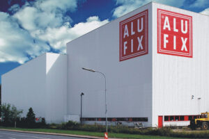 Bílá střešní fólie pro snižování energetické náročnosti budov