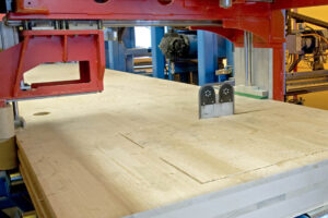 KASPER CZ instaluje unikátní dřevoobráběcí stroj