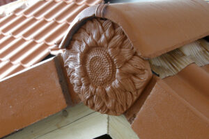 Slunečnice – nový okrasný prvek KM BETA pro ukončení detailu hřebene střechy a štítových hran