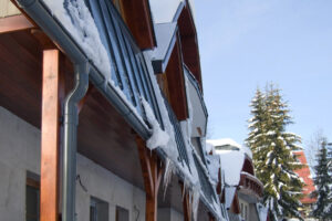 Okapy v zimě – jak zabránit poškození