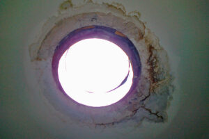 Jak zabránit vytékání vody ze světlovodů a tvoření plísní