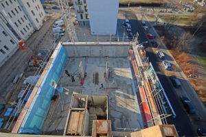 Kombinace dřeva, betonu a fermacellu na sedmipatrových bytových domech v Berlíně