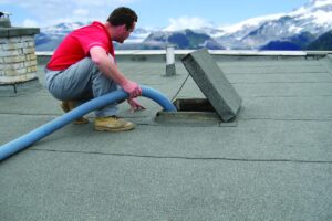 Zateplení dvouplášťových střech foukanou izolací