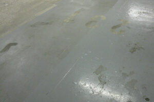 Poruchy povrchových úprav podlah v důsledku vzniku semipermeabilní membrány