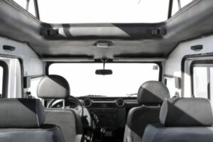 Velkoprostorový terénní vůz i na stavby