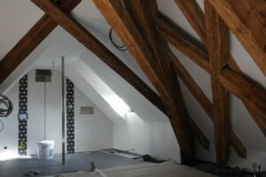 Příčky a podlahy fermacell změnily dvoupodlažní byt na Malé Straně v Praze