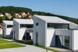 Rodinné bydlení na střeše obchodního centra – s lehkou ocelovou konstrukcí od Lindabu to jde!