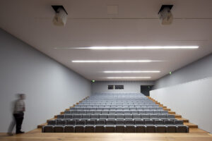 Bezespárý akustický strop – tvůrčí nároky a technická výzva