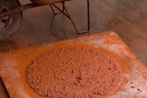 Probarvené pohledové betony a unikátní „bublinková“ fasáda Nového divadla v Plzni