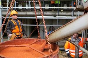 Probarvené pohledové betony a unikátní „bublinková“ fasáda Nového divadla v Plzni